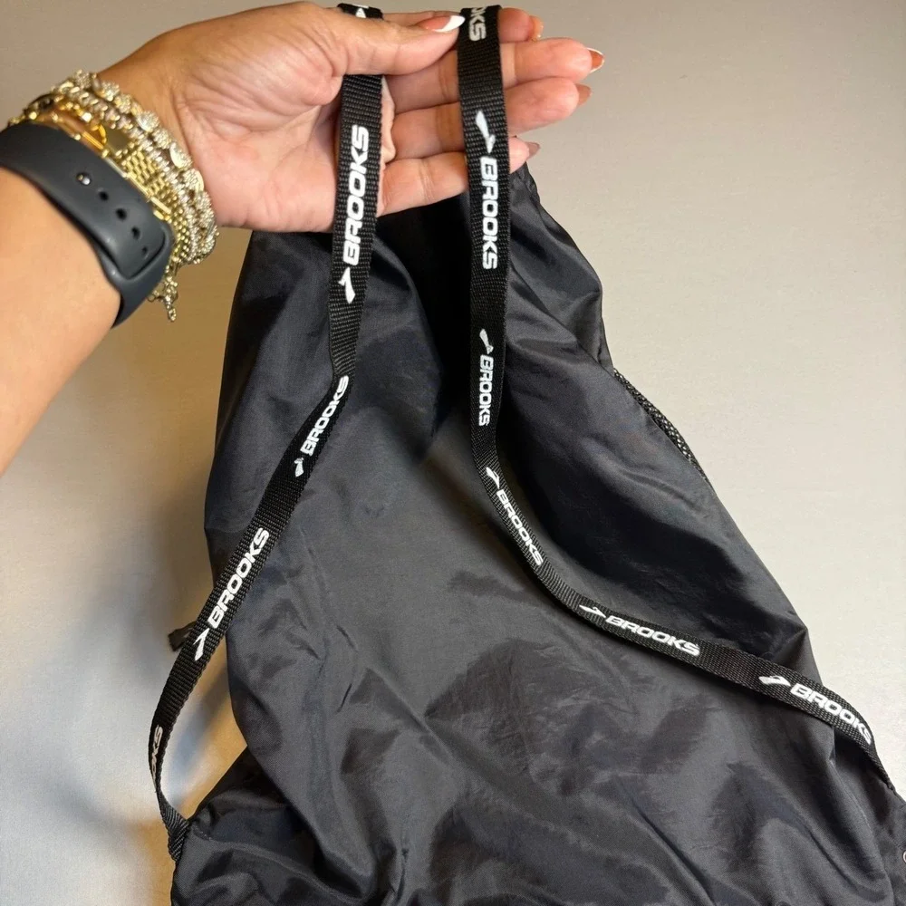 Brooks Running Drawstring Cinch Bag‎ Black Mesh Panel Zipper Pocket Backpack